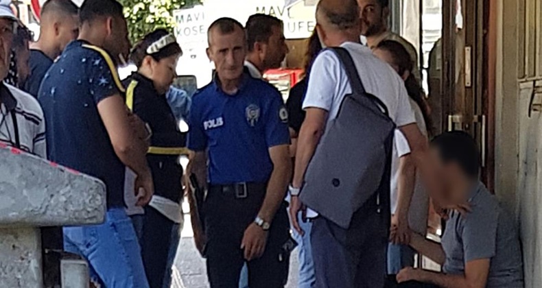 Sinir krizi geçiren otizmli genç 2 iş yerine zarar verdi