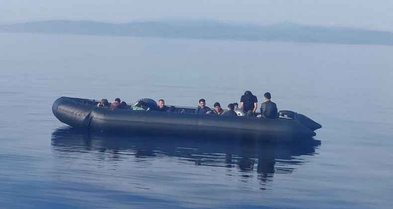Balıkesir açıklarında 9’u çocuk 22 düzensiz göçmen kurtarıldı