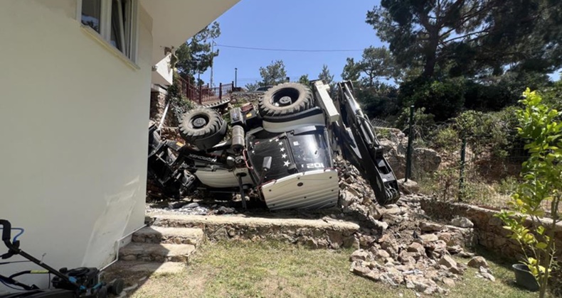 Devrilen iş makinesinin altında kalan çocuk hayatını kaybetti