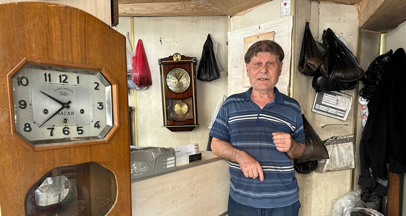 60 Yıldır Saatçilik Mesleğini Sürdürüyor
