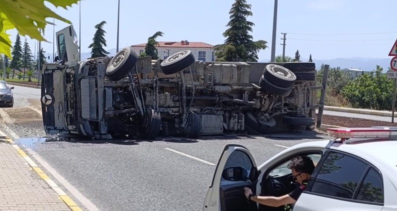 Lastiği patlayan tır karayolunu trafiğe kapattı