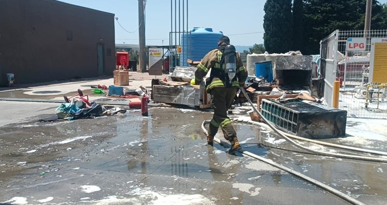 Tadilat halindeki benzinlikte çıkan yangın korkuttu