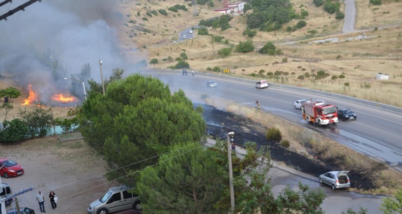 Yanan otomobil biçilmeyen otları tutuşturdu, alevler huzurevini tehdit etti