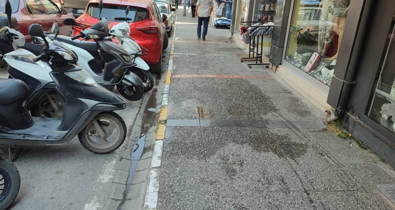 Esnaflar Serinlemek İçin Su Döküyor