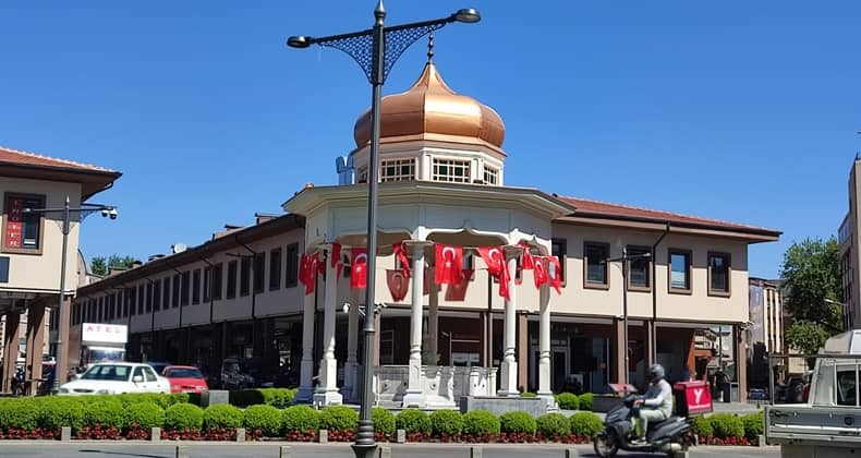 Meydan Bayraklarla Donatıldı