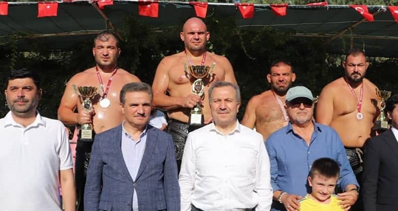 Uluborlu Yağlı Pehlivan Güreşleri’ni Ertuğrul Dağdeviren kazandı