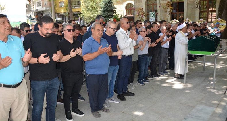 Mustafa Ülker dualarla uğurlandı 