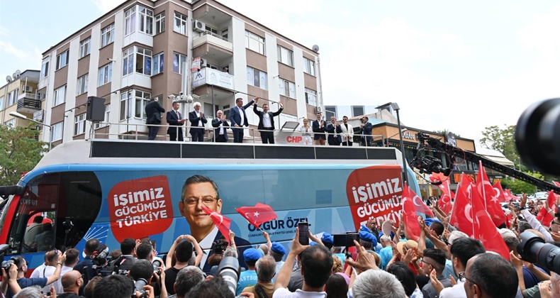 Özgür Özel: Ahmet Akın’ın makam kahvesini içmeyi çoktan hak ettik