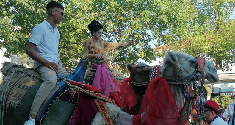 Gelin ve damat deve üzerinde Manyas turu yaptı