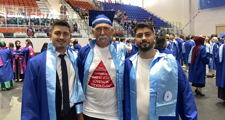 Erdek’te okuyan Türkiye’nin en yaşlı üniversite öğrencisi mezun oldu