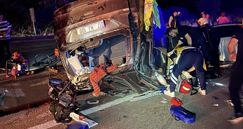 İki araç kafa kafaya çarpıştı: 1 ölü, 2 yaralı