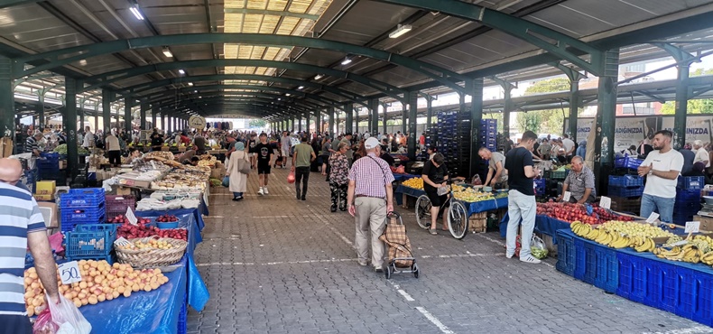 Cumartesi Pazarı Yoğun İlgi Gördü