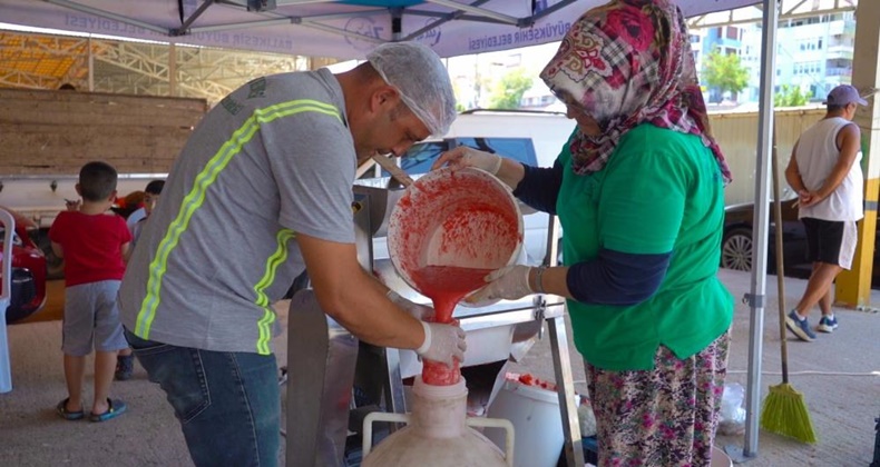 Kadınların salça mesaisi 15 gün erken başladı