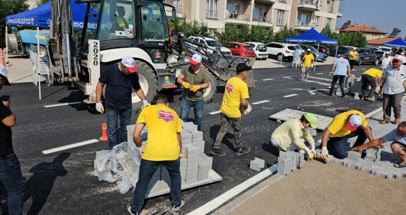 Sıcak asfalt Büyükşehirden, kaldırım döşemesi vatandaştan