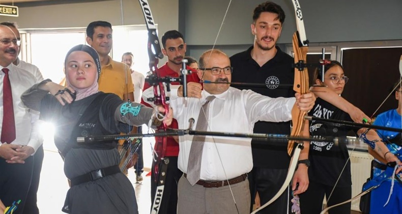 Vali İsmal Ustaoğlu, genç sporcularla spor yaptı