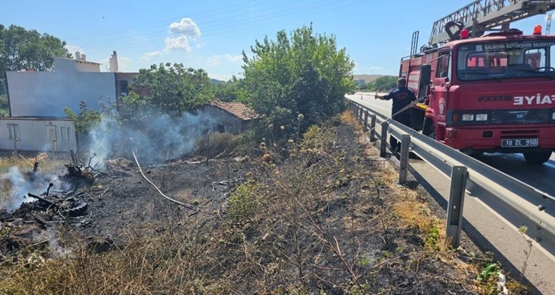 Bandırma’da yangın, evlere sıçramadan söndürüldü