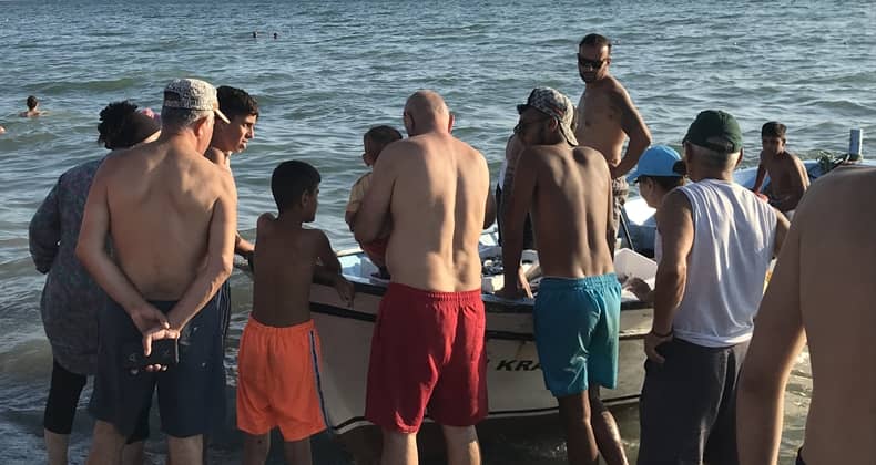 Akçay Plajlarında Taze Balık Keyfi