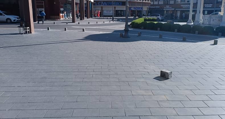 Ali Hikmet Paşa Meydanı’nda Tehlike