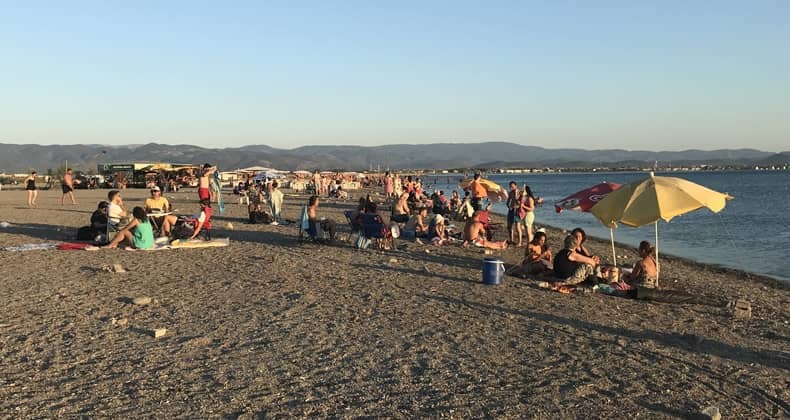 Altınkum Plajı’nda Sohbetler Bitmek Bilmiyor