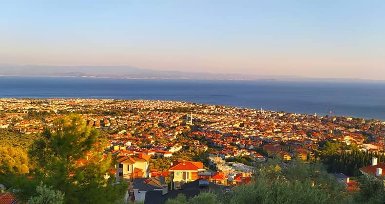 Altınoluk Manzarası Dört Mevsim Cezbediyor