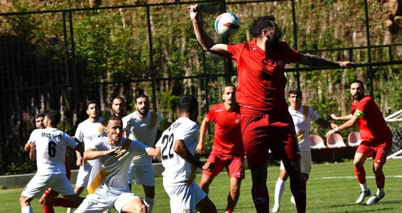 Balıkesirspor teknik heyeti eksik noktaları gözlemliyor