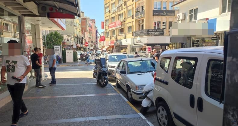 Motosiklet Yaya Yolunu Engelliyor