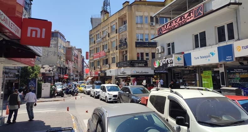 Öğle Saatlerinde Yoğun Trafik