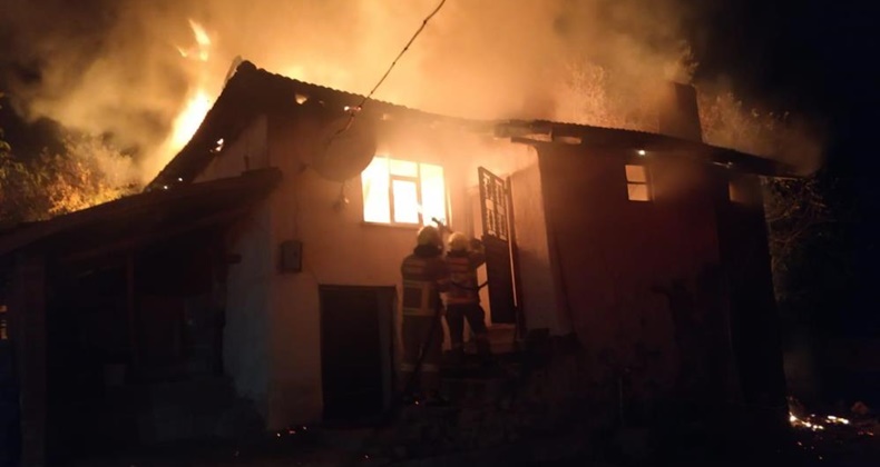 Susurluk’ta ev yangında kullanılamaz hale geldi