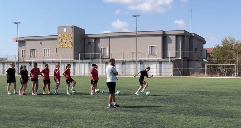 Bandırma’da geleceğin kadın futbolcuları seçmelerde ter döktü