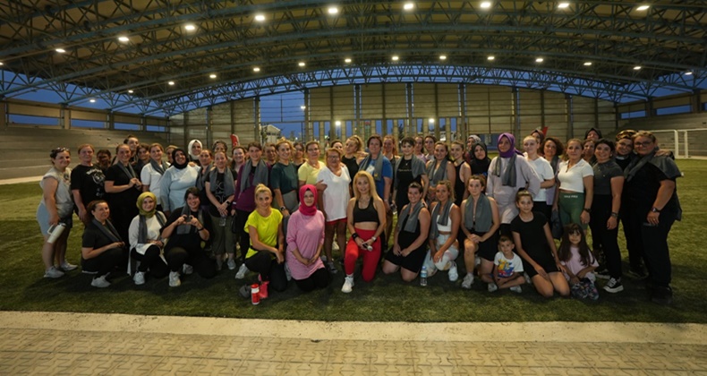 Kadınlar, Büyükşehir’in kurslarında Zumba yapıyor