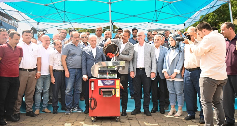 Büyükşehir, Dursunbeyli üreticilere salça makinesi dağıttı