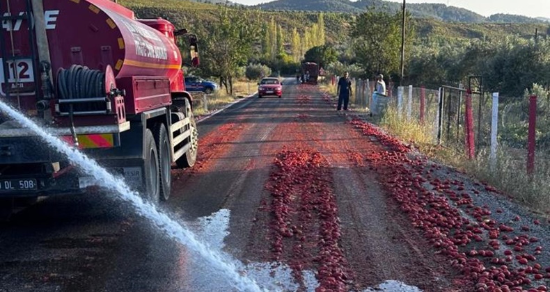 Balıkesirli itfaiyeciler yola saçılan domatesleri temizledi