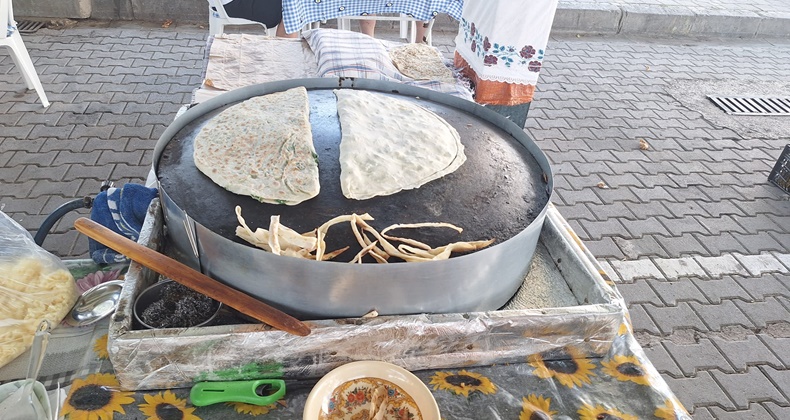 Hanımeli Pazarı’nda Gözlemeye Büyük İlgi