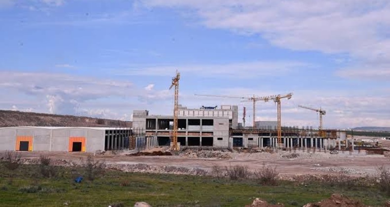GÖNEN'DE İNŞAATTAN DÜŞEN İŞÇİ HAYATINI KAYBETTİ