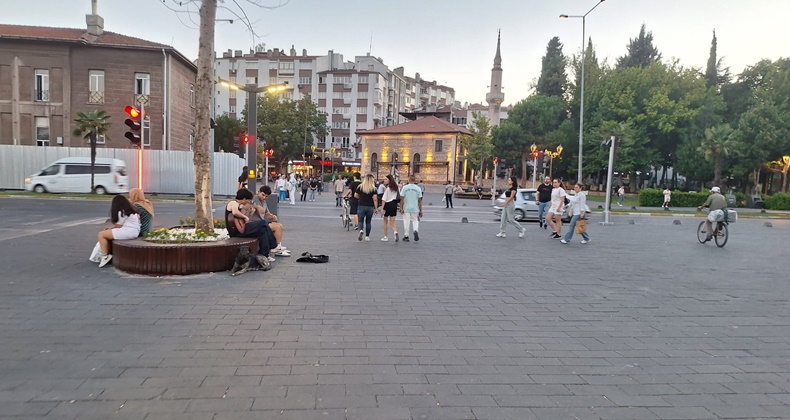 Sokakta sanat var