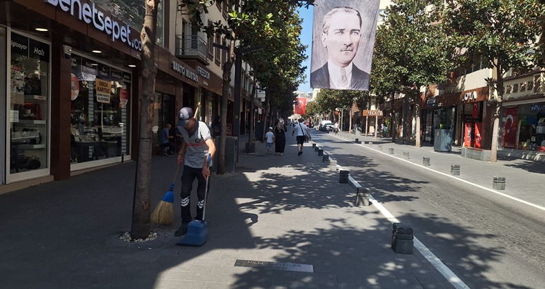 Karesi Belediyesi Temizlik Ekipleri Görev Başında