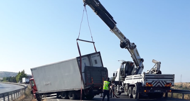 Tır devrildi yol kapandı