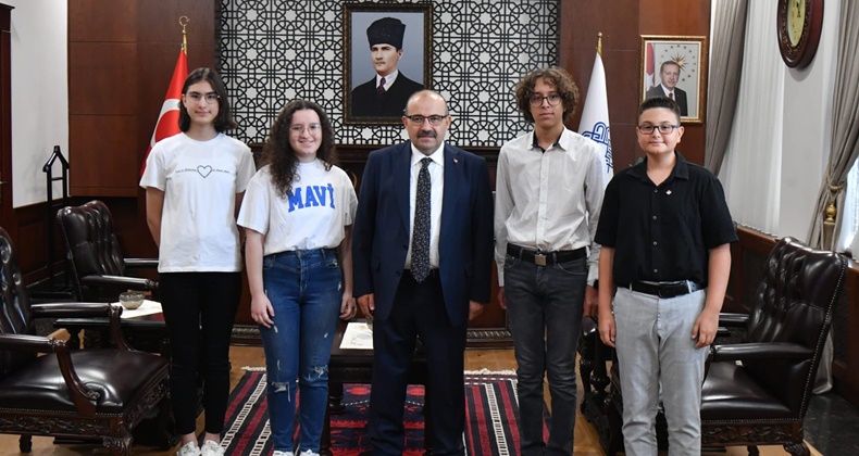 Balıkesir Valisi İsmail Ustaoğlu LGS Türkiye Birincilerini Ağırladı