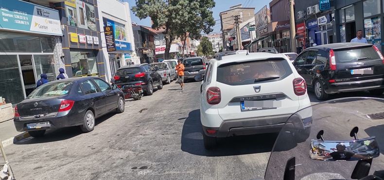 Yalkır Caddesi’nde Park Sorunu Trafiği Felç Ediyor