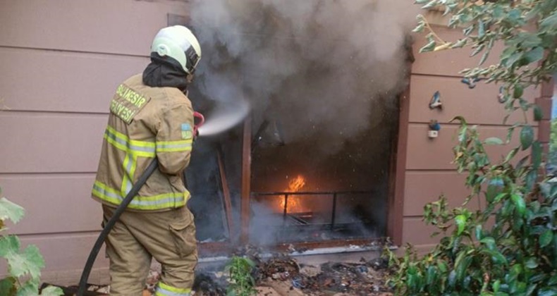 Susurluk’ta ev yangını; 1 yaralı