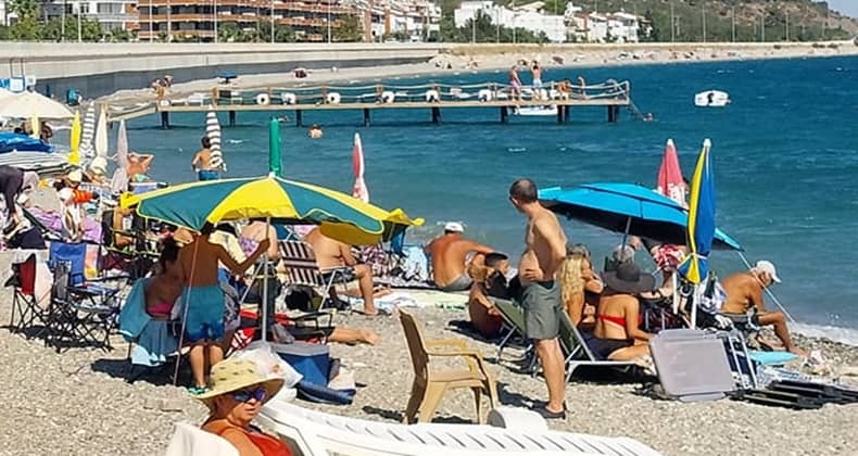 Altınoluk Plajlarında Şemsiye İşgali Turizmi Tehdit Ediyor