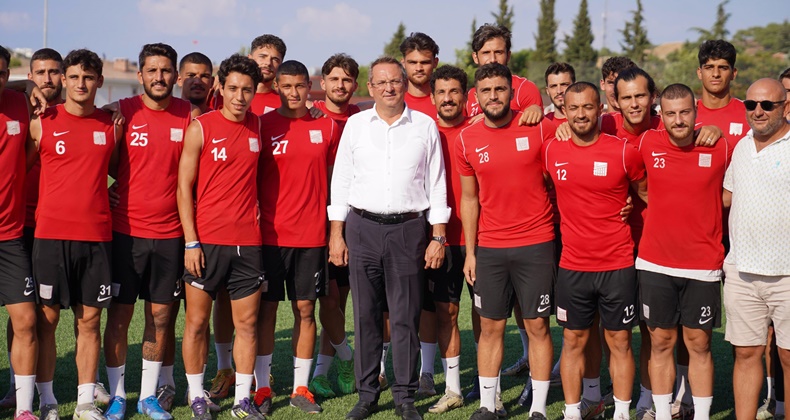 Ayvalık Belediye Başkanı Mesut Ergin 3. Lig’deki 3. sezonuna hazırlanan Ayvalıkgücü Belediyespor’u antrenmanında ziyaret etti. (1)
