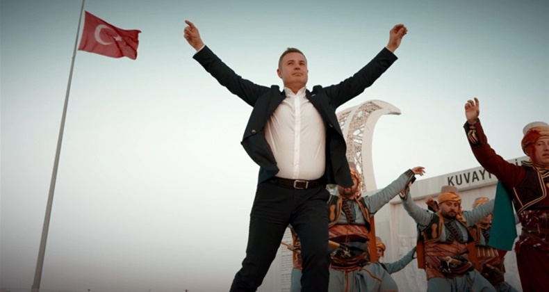 Başkan Ahmet Akın, dedesi Ahmet Efe için zeybek oynadı