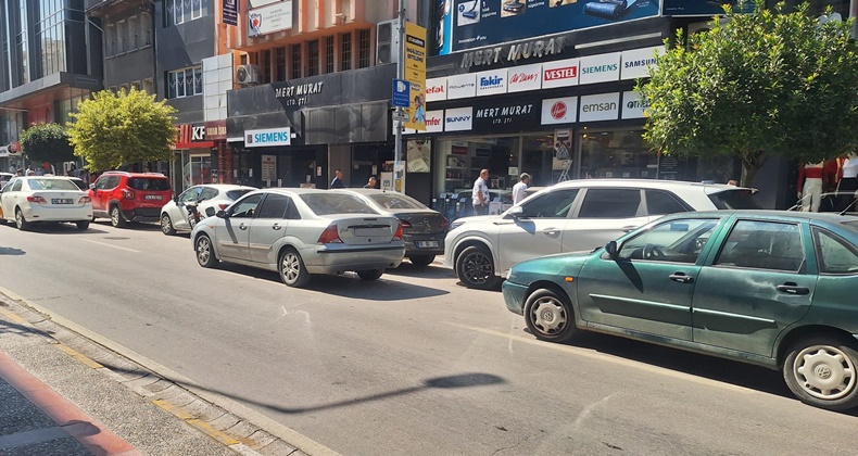 Çift Sıra Park Sorunu Büyüyor