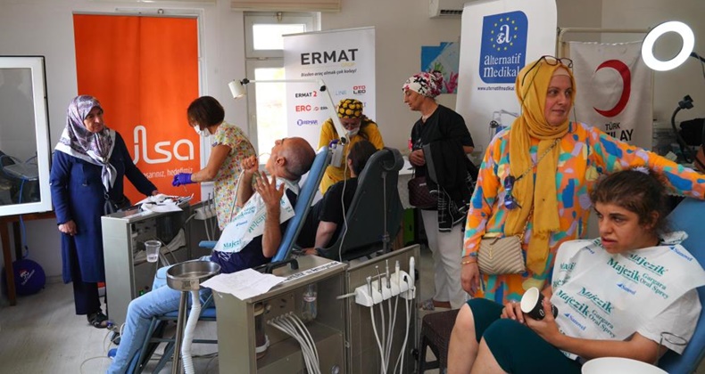 Ayvalık’ta Engel Tanımayan Diş Hekimleri’nden ağız ve diş terapisi