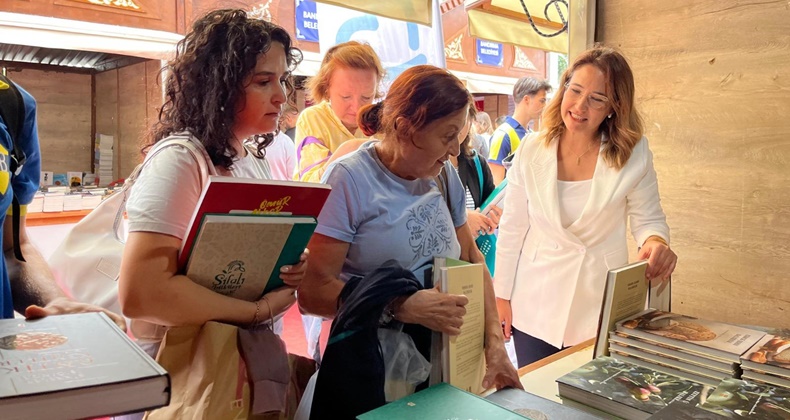 Büyükşehir’in yayınları Bandırma Kitap Günleri’nde