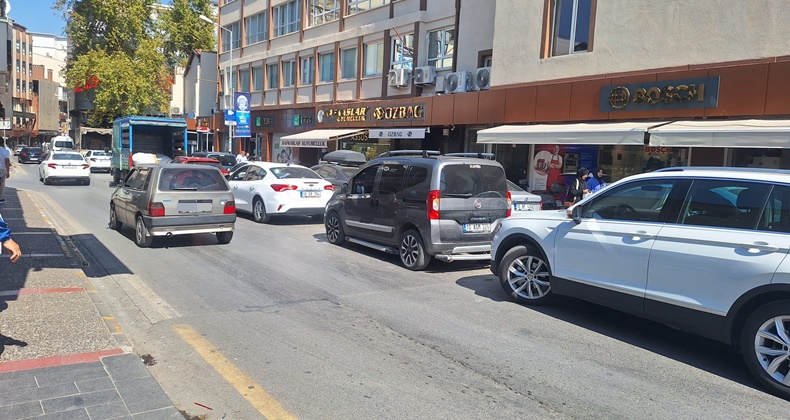 Örücüler Caddesi’nde Çift Park Sorunu Büyüyor