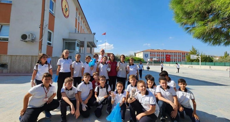 Karesili öğrenciler ‘Bir İyilik Yap projesi ile çevre temizliği yaptı