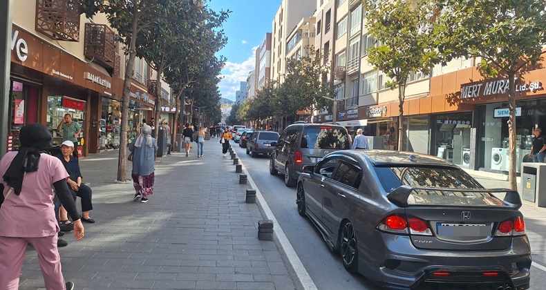 Araç ve Yaya Trafiği Dikkat Çekti