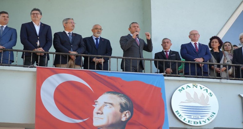 Özgür Özel Balıkesir ziyaretinin ikinci durağı olan Manyas’ta konuştu